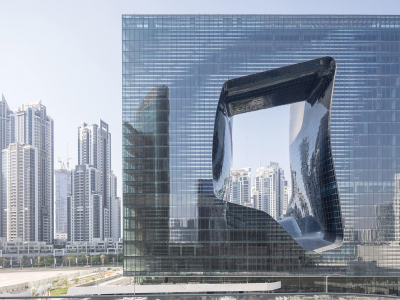 V Dubaji vyrostl nový hotel s netypickým otvorem v jeho středu