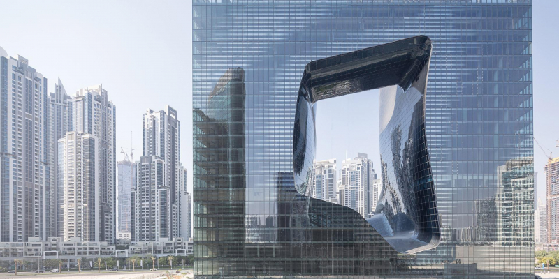 V Dubaji vyrostl nový hotel s netypickým otvorem v jeho středu