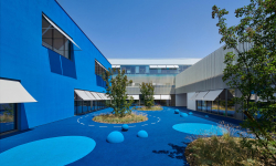 Škola i sportovní hala u Lyonu se oděly do modré barvy. Výsledek je skvostný