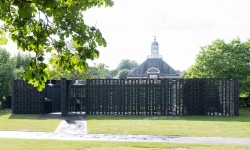 Pomyslné bludiště z černých tašek je k vidění před Serpentine Gallery